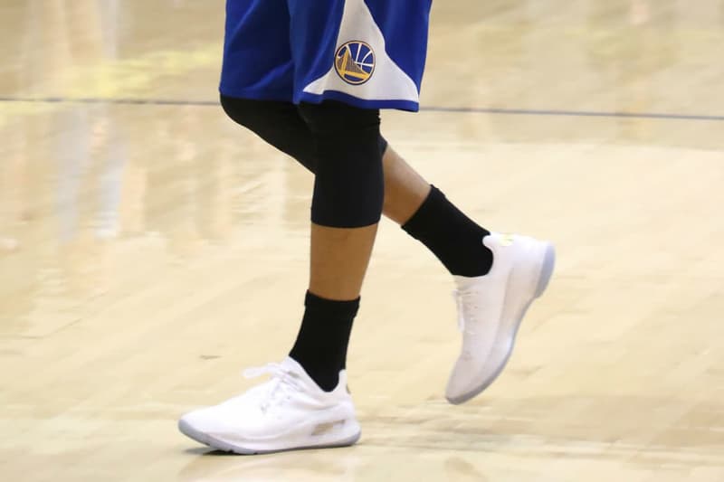 Stephen Curry 着用全白色低筒版本 Under Armour Curry 4