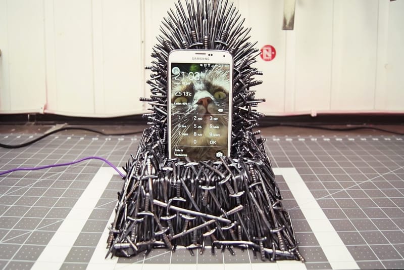 自製《Game of Thrones》鐵王寶座電話充電座