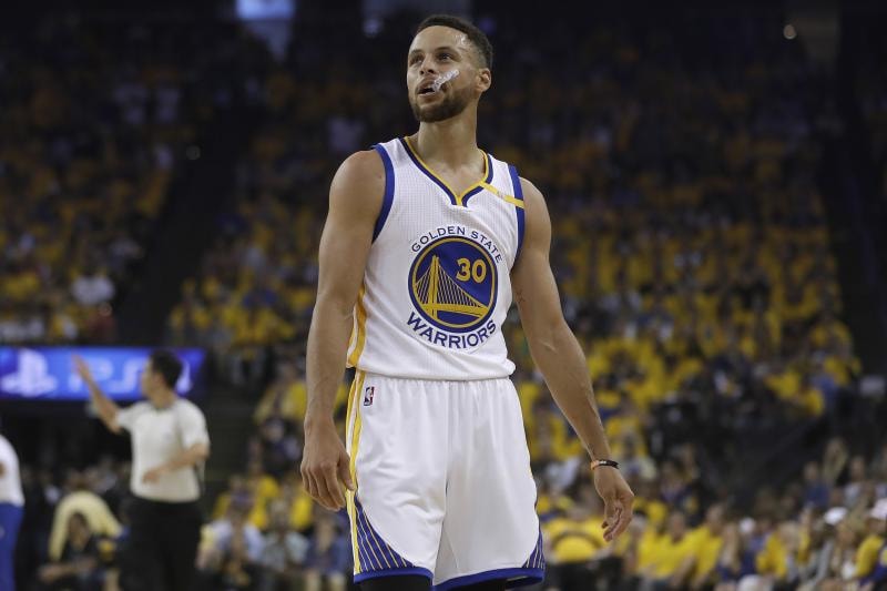 最高身價 - Stephen Curry 與 Golden State Warriors 簽下五年 2 億美元新合約