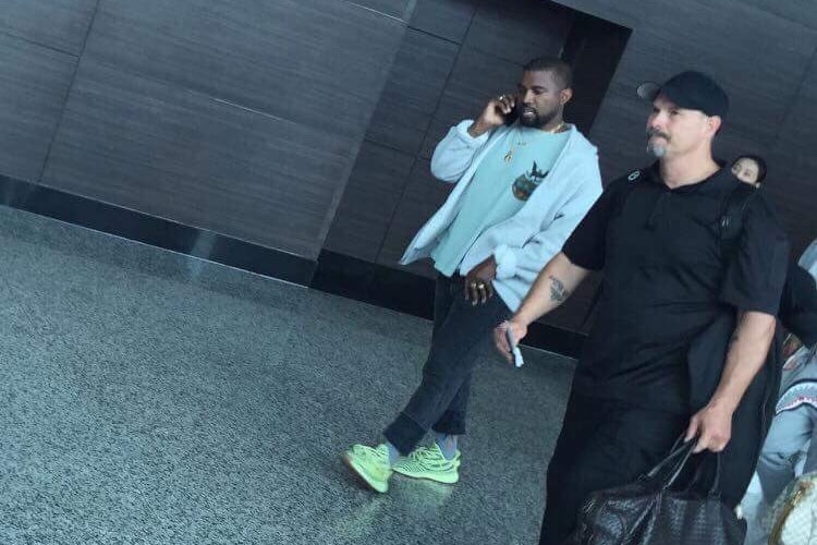 Kanye West 親身着用 adidas Originals YEEZY BOOST 350 V2「Semi Frozen Yellow」配色
