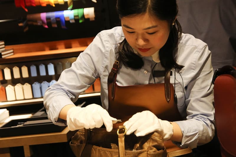 Coach 再度開設 Craftsmanship Bar,是時候為你的皮具作定期護理