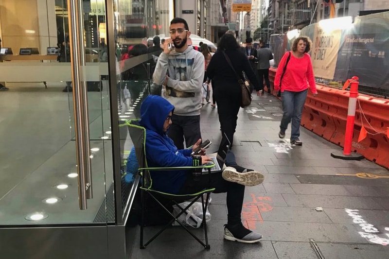 發佈前夕－已有忠實「果粉」駐足 Apple Store 門外等候購買新 iPhone X