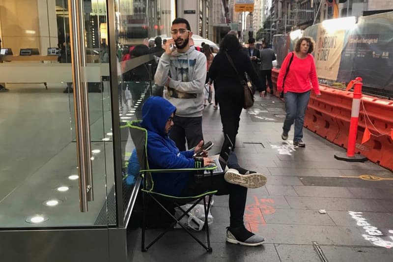 發佈前夕-已有忠實「果粉」駐足 Apple Store 門外等候購買新 iPhone X