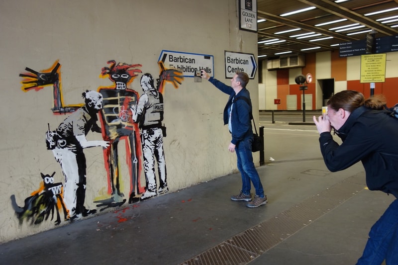 Banksy 最新諷刺畫作出現在倫敦？！