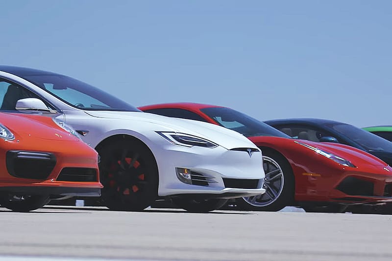 Ferrari、McLaren、Tesla 等 12 部超跑挑戰直路加速賽！誰是最速皇者？
