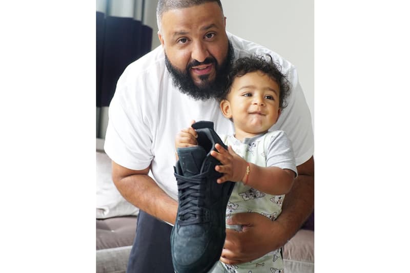 滿桌潮流大禮！DJ Khaled 曝光 KAWS x Air Jordan 4 親友限定鞋款