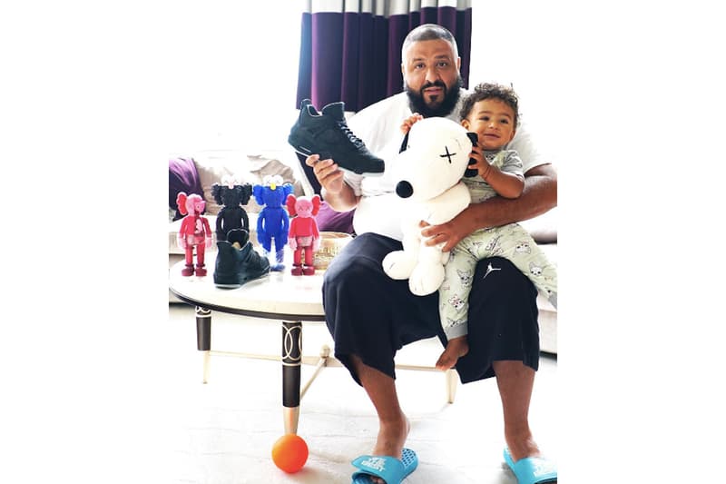 滿桌潮流大禮！DJ Khaled 曝光 KAWS x Air Jordan 4 親友限定鞋款