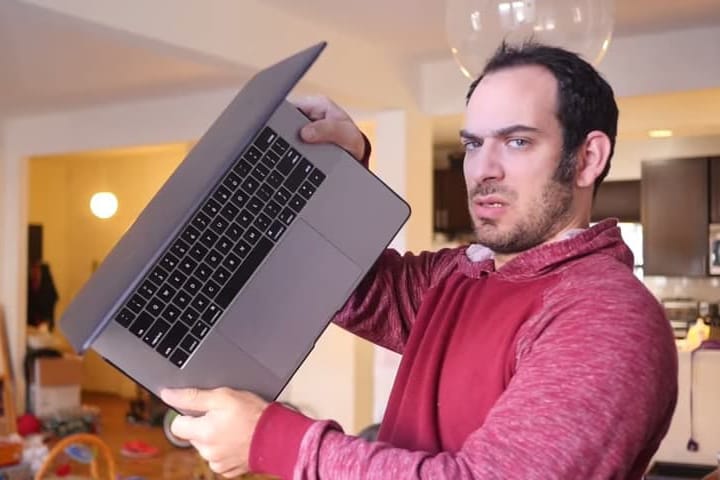 憑歌寄意－音樂人 Jonathan Mann 創作歌曲以諷 Apple MacBook Pro