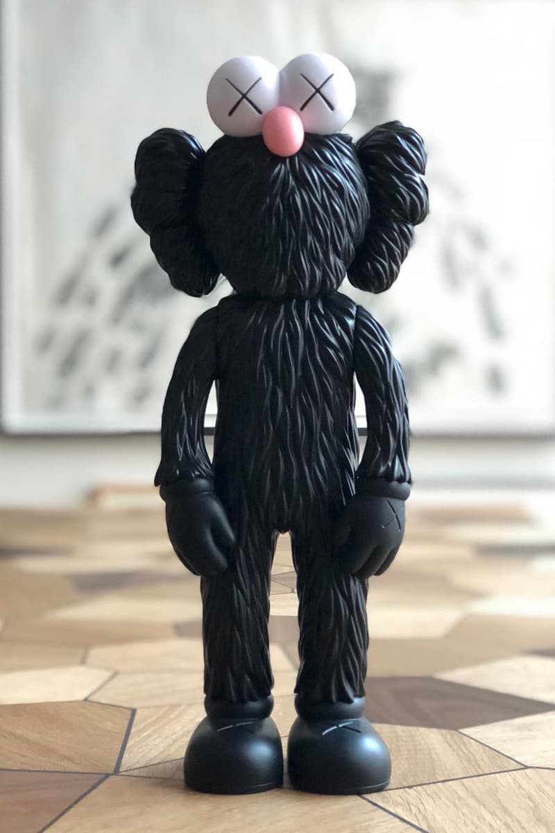 KAWS 宣佈其全新「KAWS：BFF」搪膠公仔將於本月登場