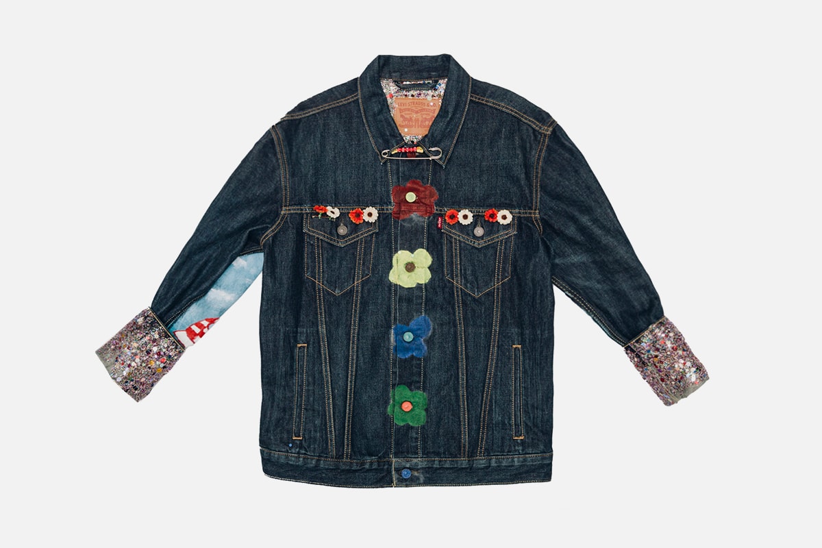 將 Levi’s® Trucker Jacket 內外翻轉創作，繡上花卉大改造