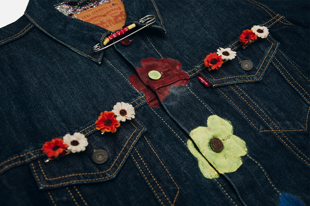 將 Levi’s® Trucker Jacket 內外翻轉創作，繡上花卉大改造