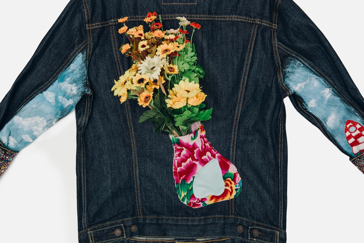 將 Levi’s® Trucker Jacket 內外翻轉創作，繡上花卉大改造