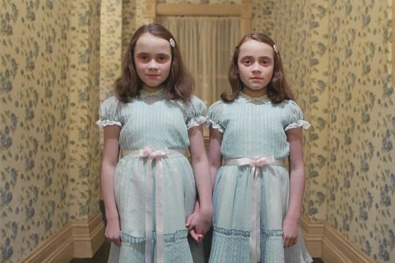 《The Shining》雙胞胎出現在 UNDERCOVER 巴黎時裝周發表會？