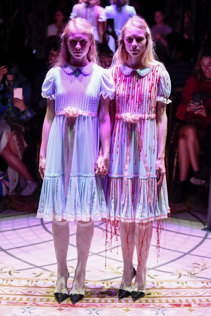 《The Shining》雙胞胎出現在 UNDERCOVER 巴黎時裝周發表會？