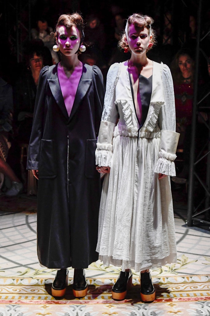 《The Shining》雙胞胎出現在 UNDERCOVER 巴黎時裝周發表會？