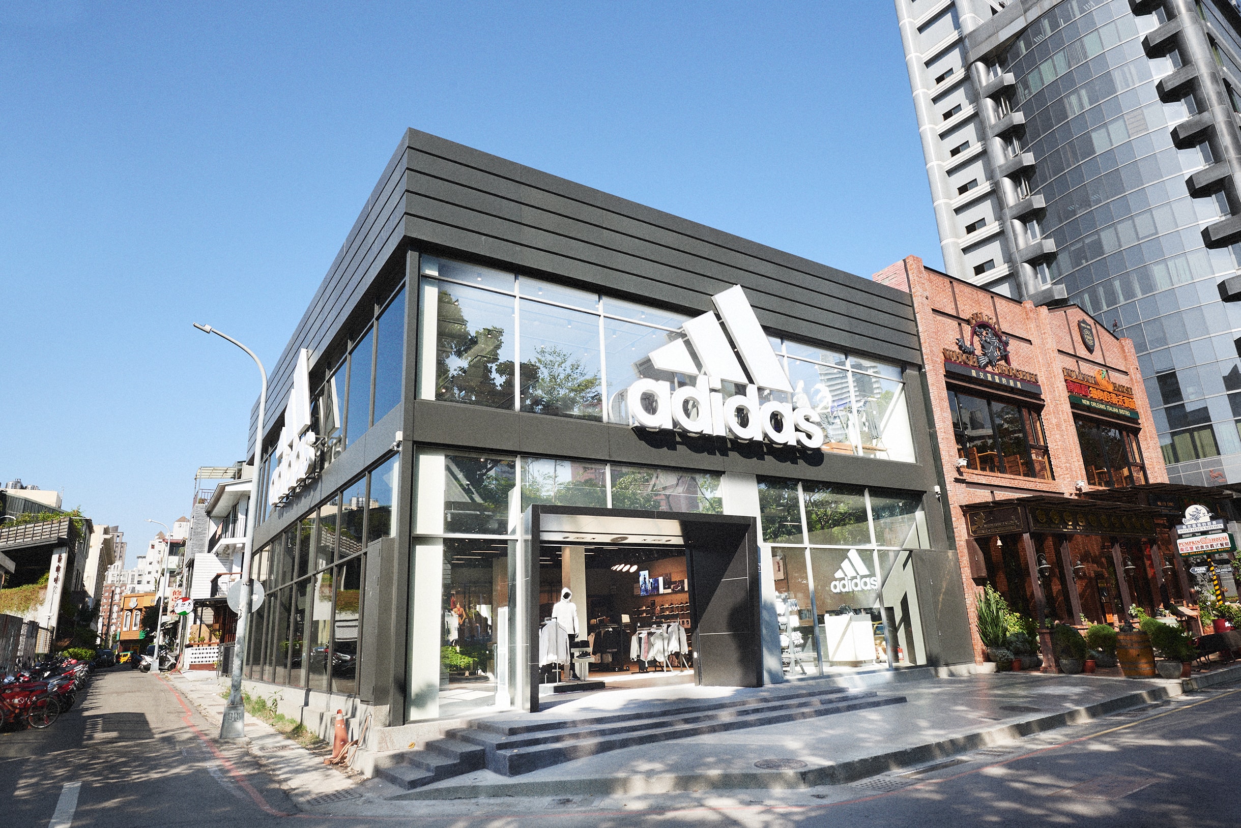 全新駐點 − adidas 開設台中綠園道門市