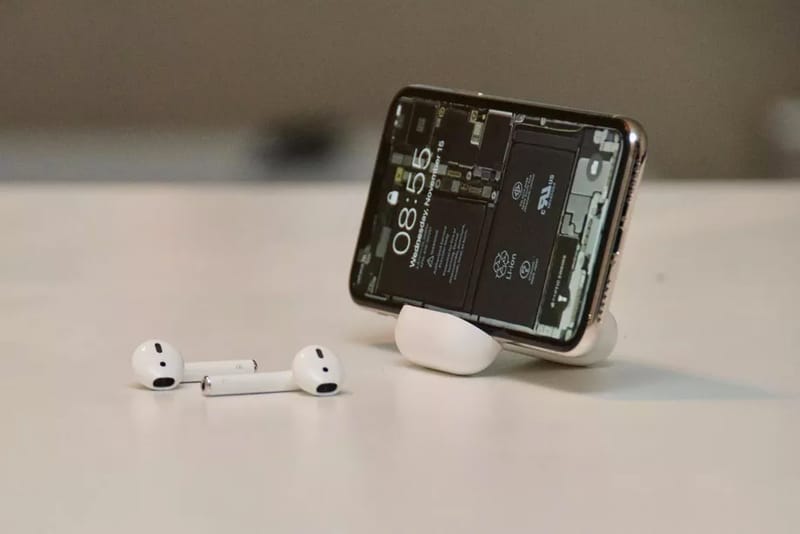 突破盲點－用家發現 AirPods 充電盒原來可作 iPhone 的底座