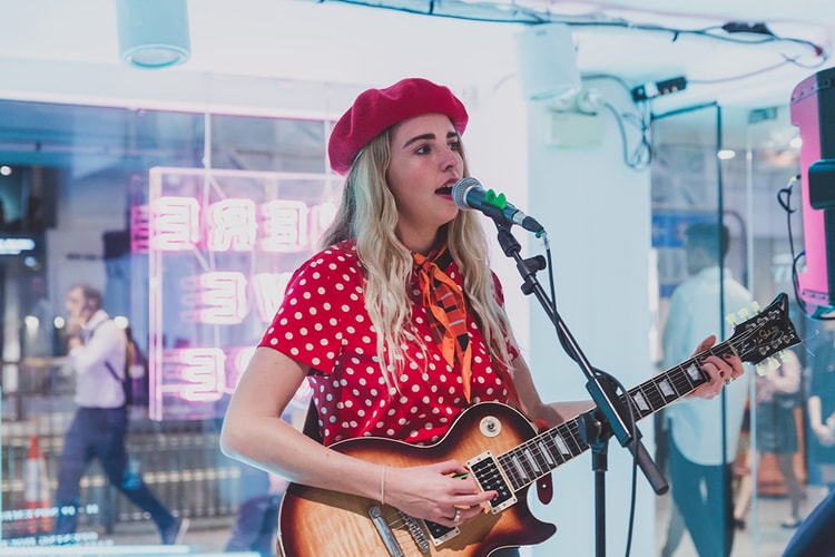 走進 BURBERRY「Here We Are」現場,參與一趟結合時尚、攝影與音樂的藝術之旅