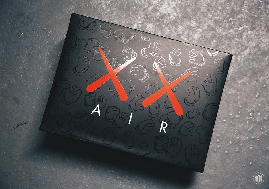 KAWS x Air Jordan 4 黑色版本最新圖輯近覽
