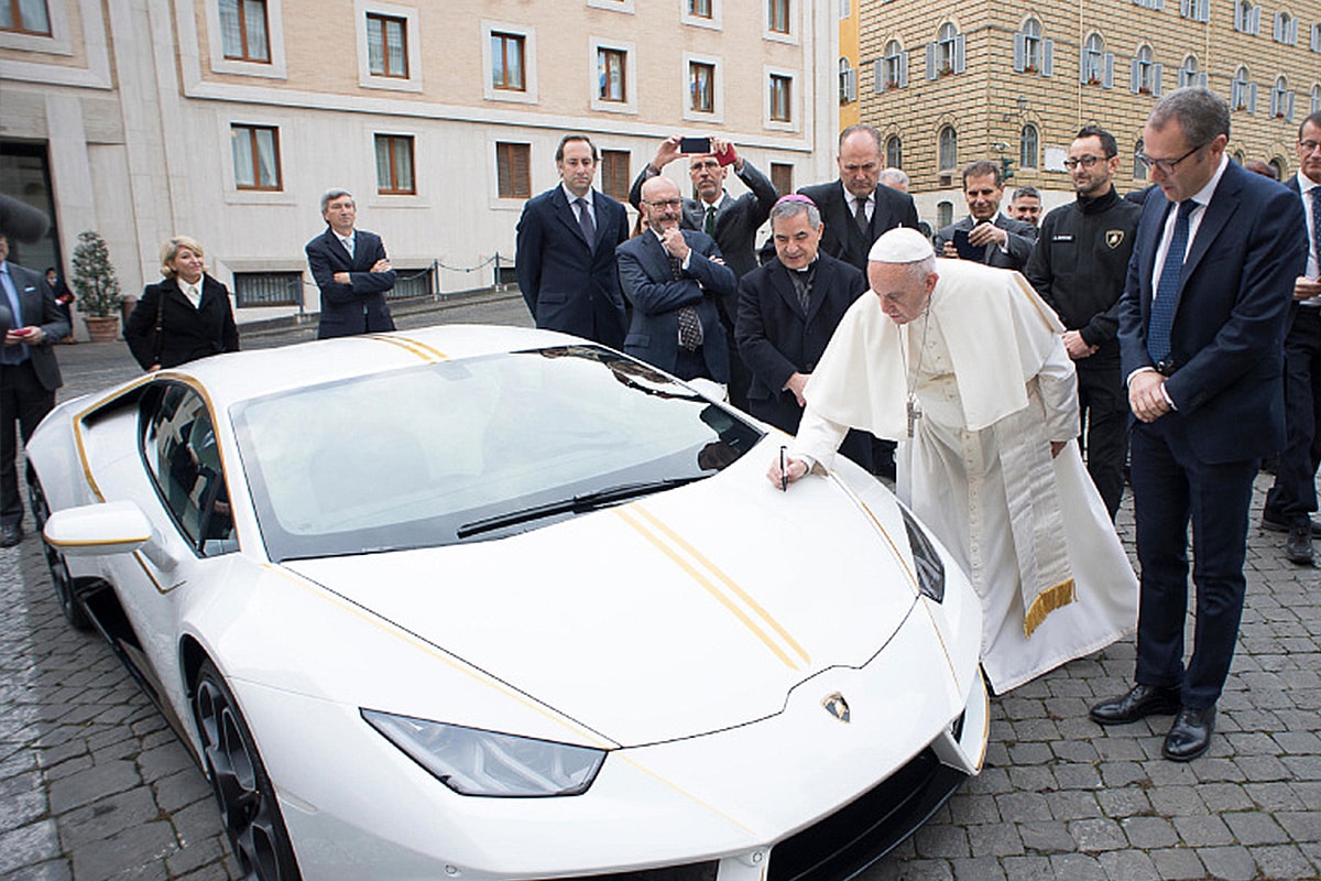 神聖加持－教宗方濟各簽名 Lamborghini Huracán 即將進行義賣
