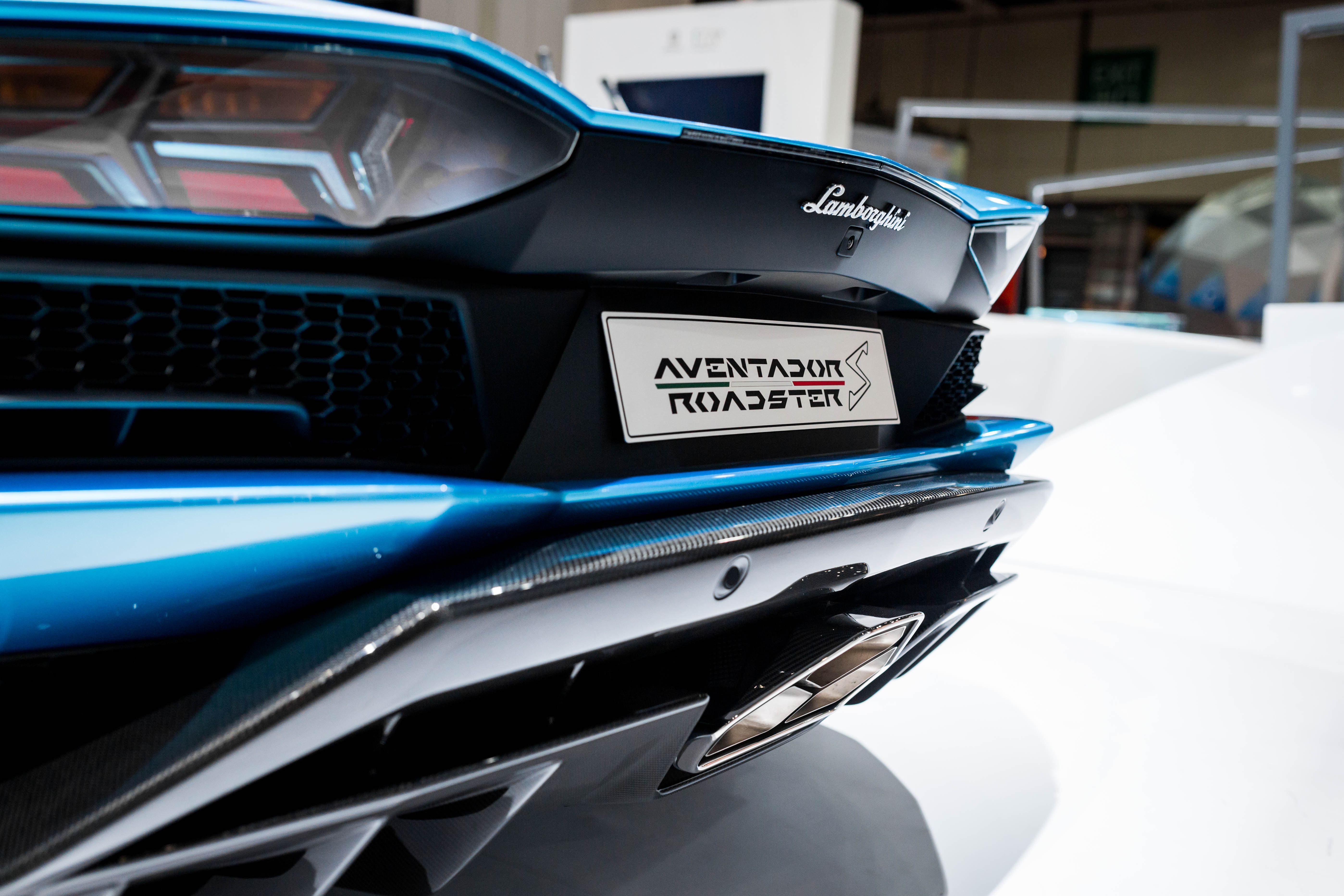 藍蠻狂牛 - 林寶堅尼 Aventador S 開篷版率先於香港展出