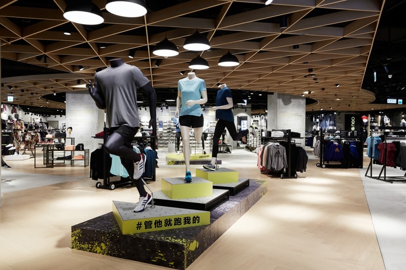 全台唯一 mi adidas 鞋款客製化系統登入 adidas 台北 101 運動時尚門市！