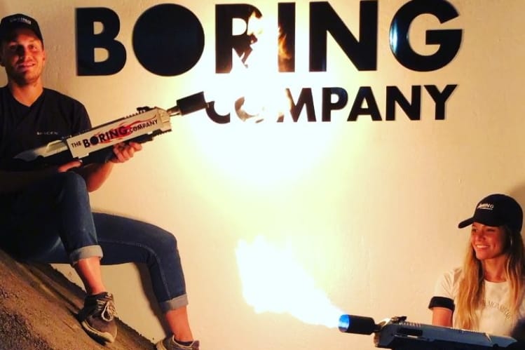 正式接受預購！Tesla 總裁 Elon Musk 親身示範超人氣火焰噴射器