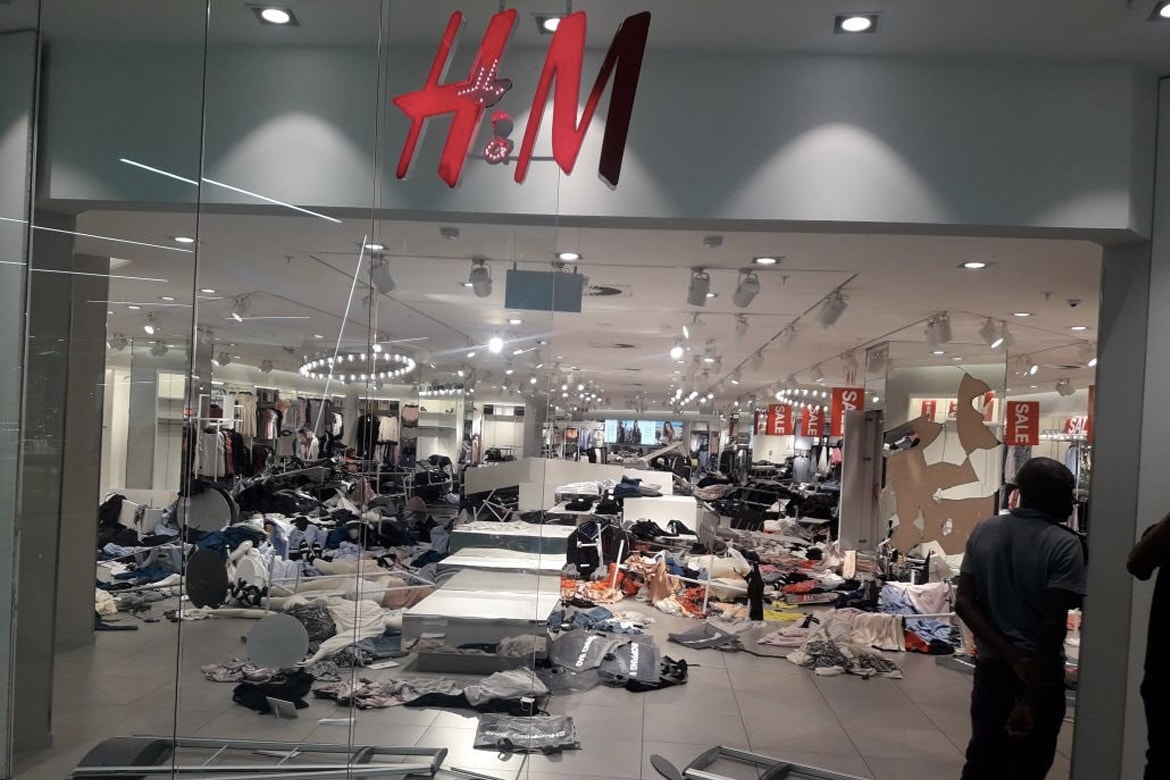 怒火延燒 − H&M 南非店鋪因「種族歧視」事件被當地示威者大肆破壞