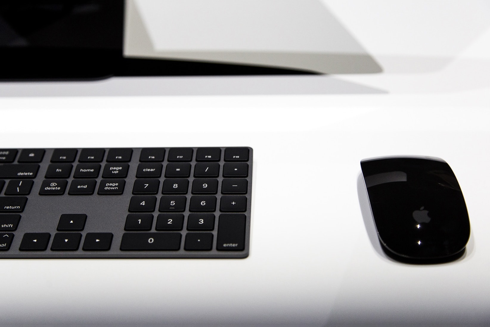 iMac Pro 配套「太空灰」鍵盤和鼠標在 eBay 被瘋狂爆炒