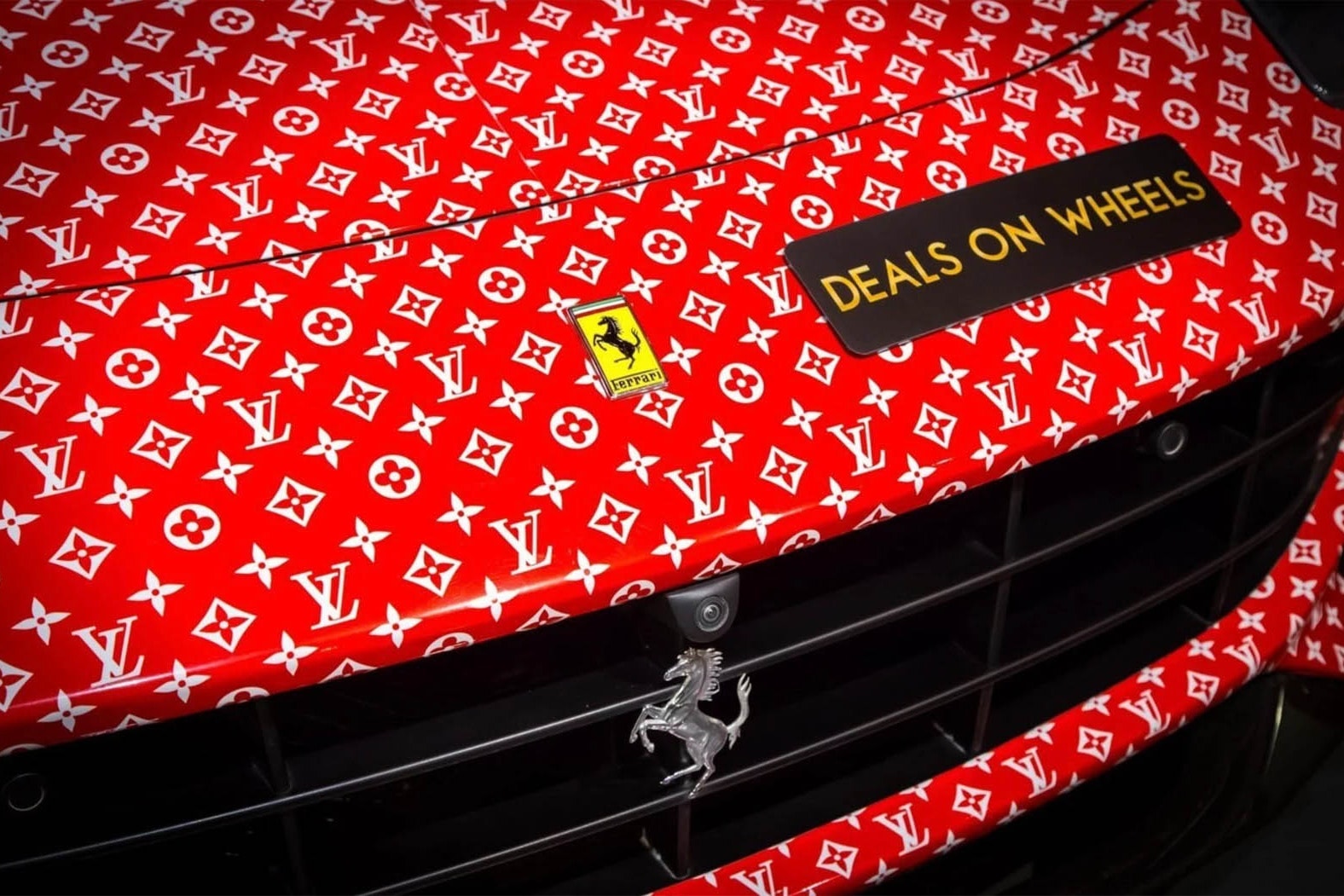 杜拜富童 Money Kicks 出售 Ferrari F12 Berlinetta「Supreme x Louis Vuitton」定製跑車