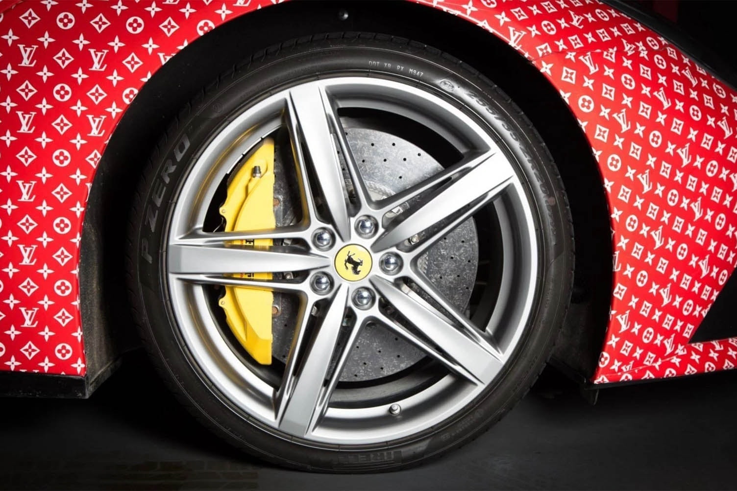杜拜富童 Money Kicks 出售 Ferrari F12 Berlinetta「Supreme x Louis Vuitton」定製跑車