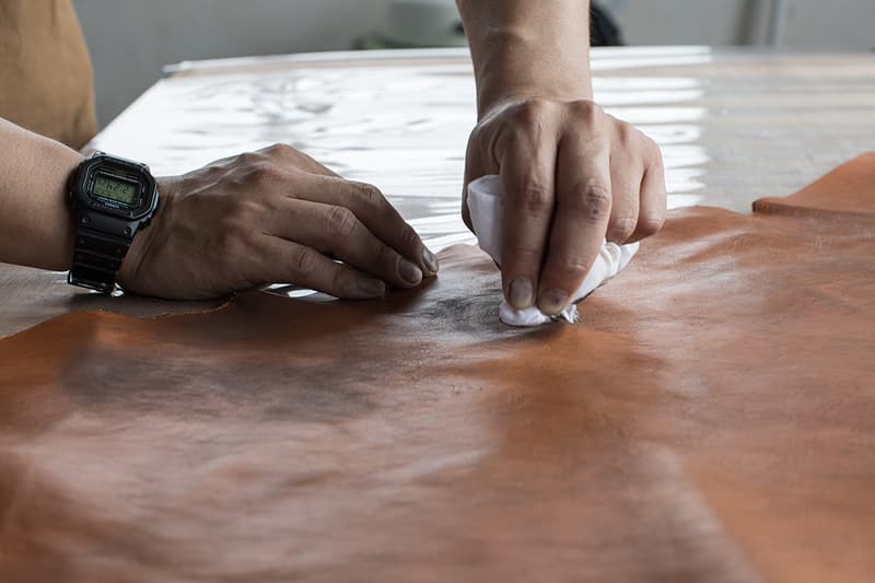 visvim 展現「Natural Paint Leather」製衣工藝