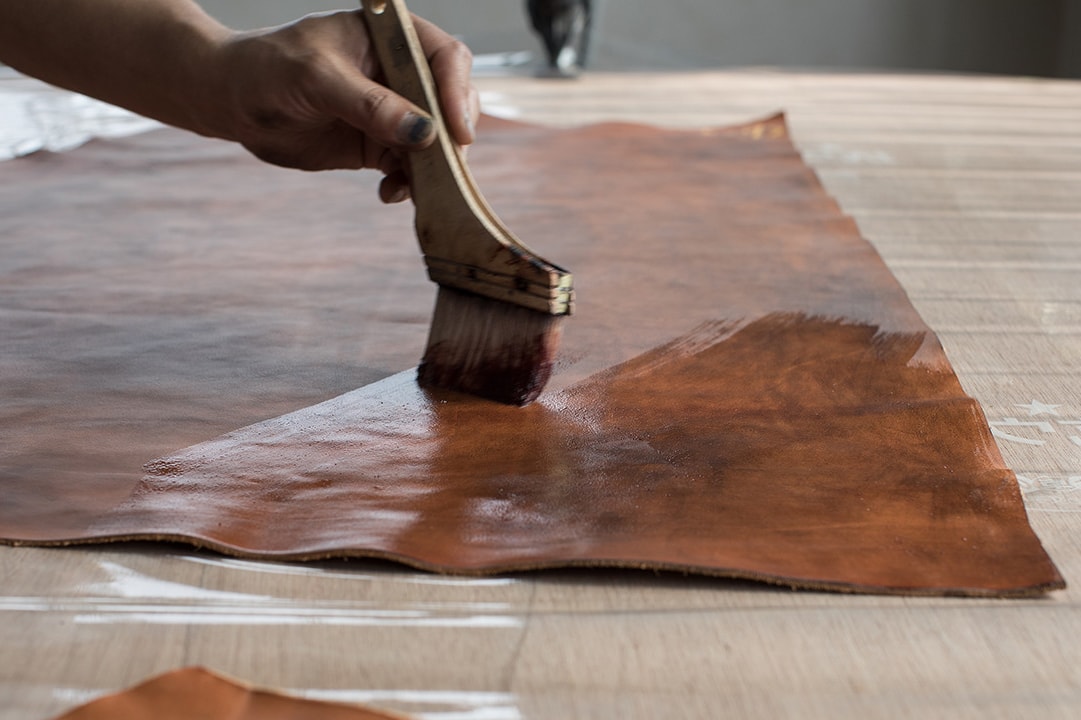 visvim 展現「Natural Paint Leather」製衣工藝 