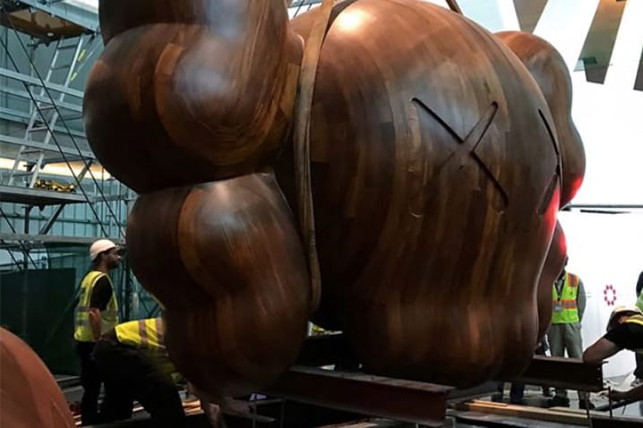 巨型 KAWS 是怎樣建成的？