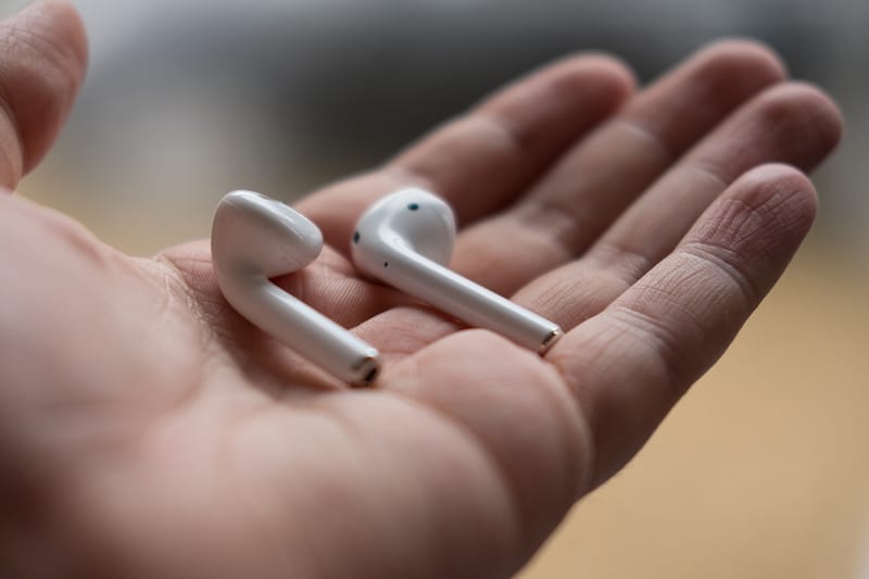 接踵而來 - 有用戶反映配戴 AirPods 後出現頭痛症狀