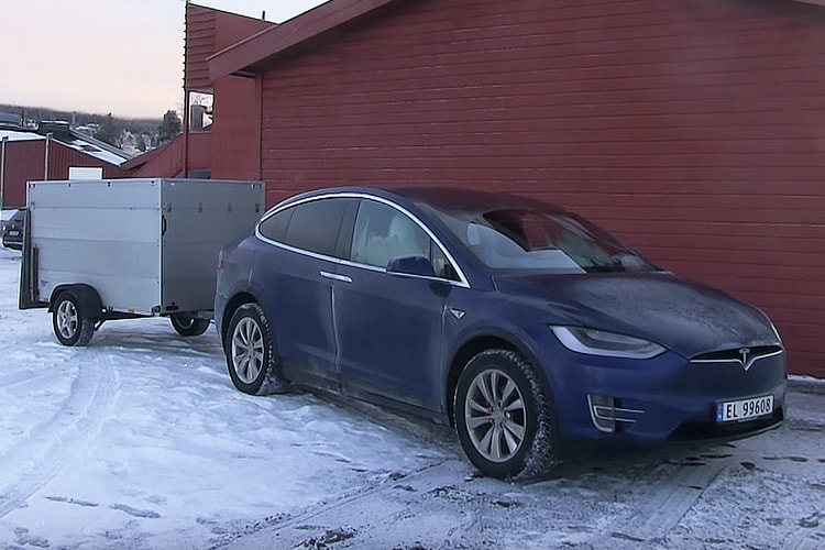 末日戰車-挪威網民在 -17 度低溫於 Tesla Model X 內渡過一晚