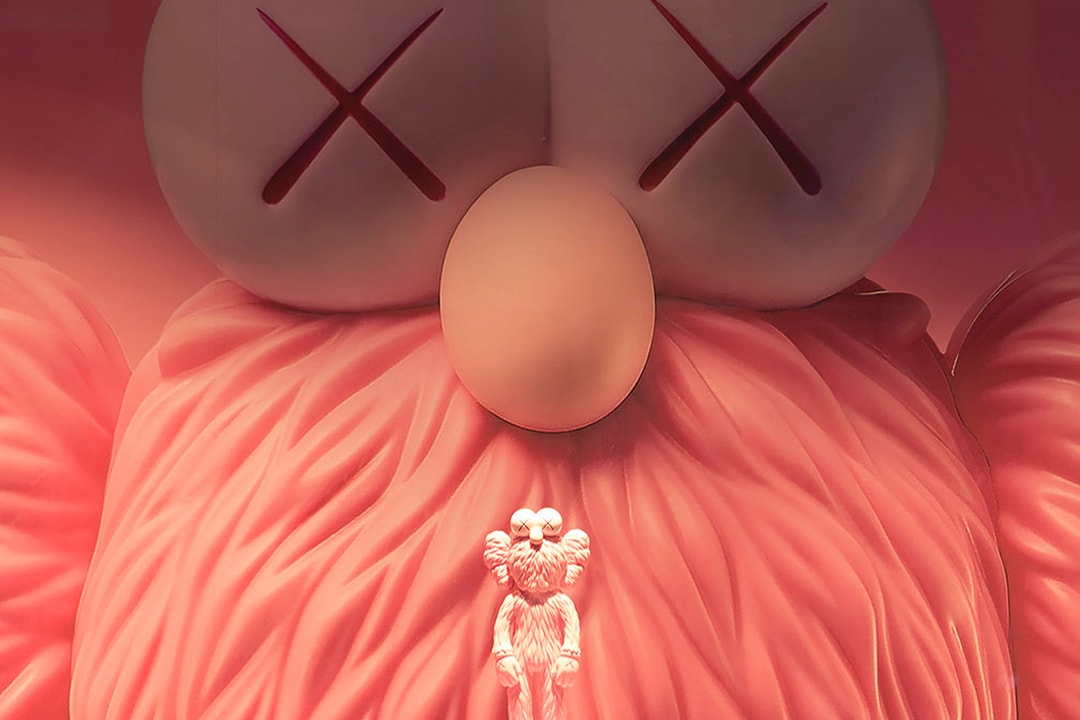 「KAWS：BFF」搪膠公仔粉紅色版本確認下周登場