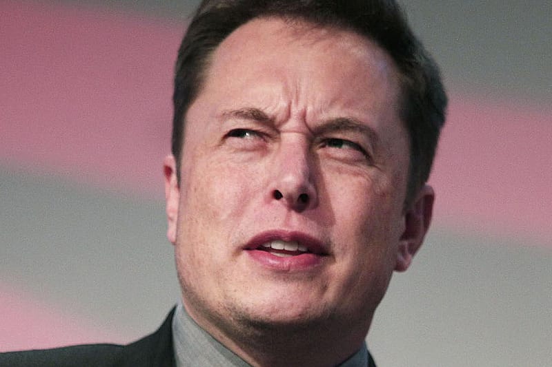 多此一舉？網民眾籌為千億富豪 Elon Musk 買張新梳化睡個好覺！