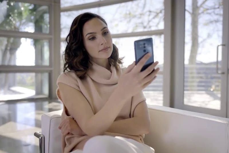 Gal Gadot 以 iPhone 發 Twitter 帖文大讚 Huawei Mate 10 手機