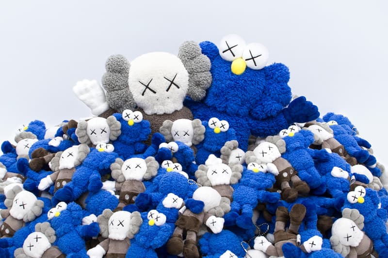 KAWS 全新雕塑「KAWS:SEEING/WATCHING」將推出紀念單品系列