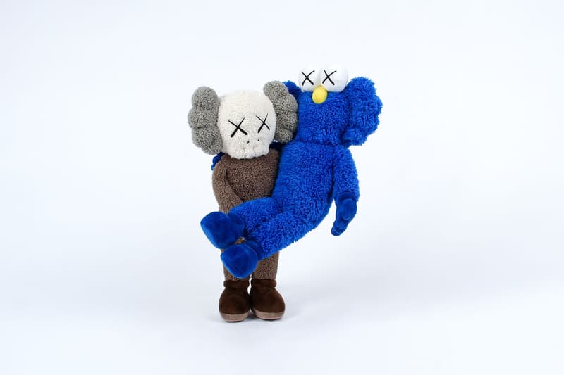 KAWS 全新雕塑「KAWS:SEEING/WATCHING」將推出紀念單品系列