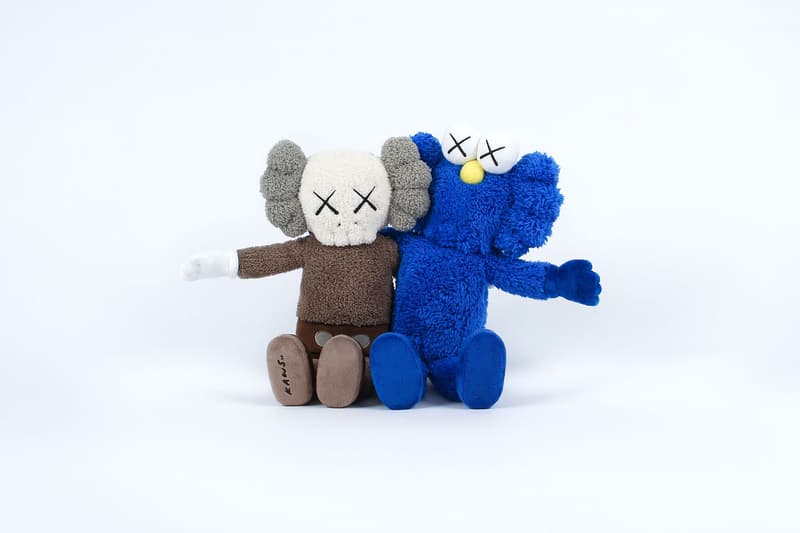 KAWS 全新雕塑「KAWS:SEEING/WATCHING」將推出紀念單品系列