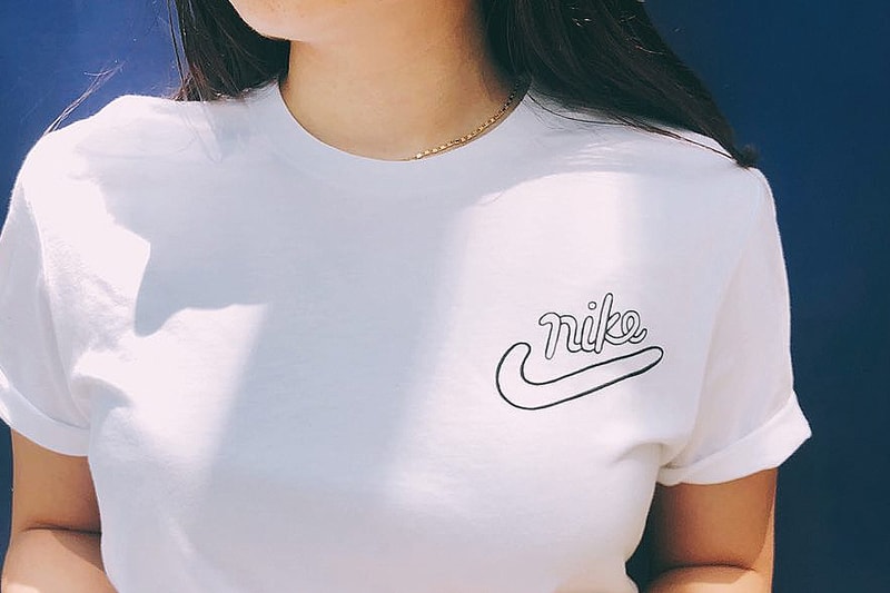 Swoosh 之變奏－Nike x STOMACHAE. 別注 Logo Print Tee