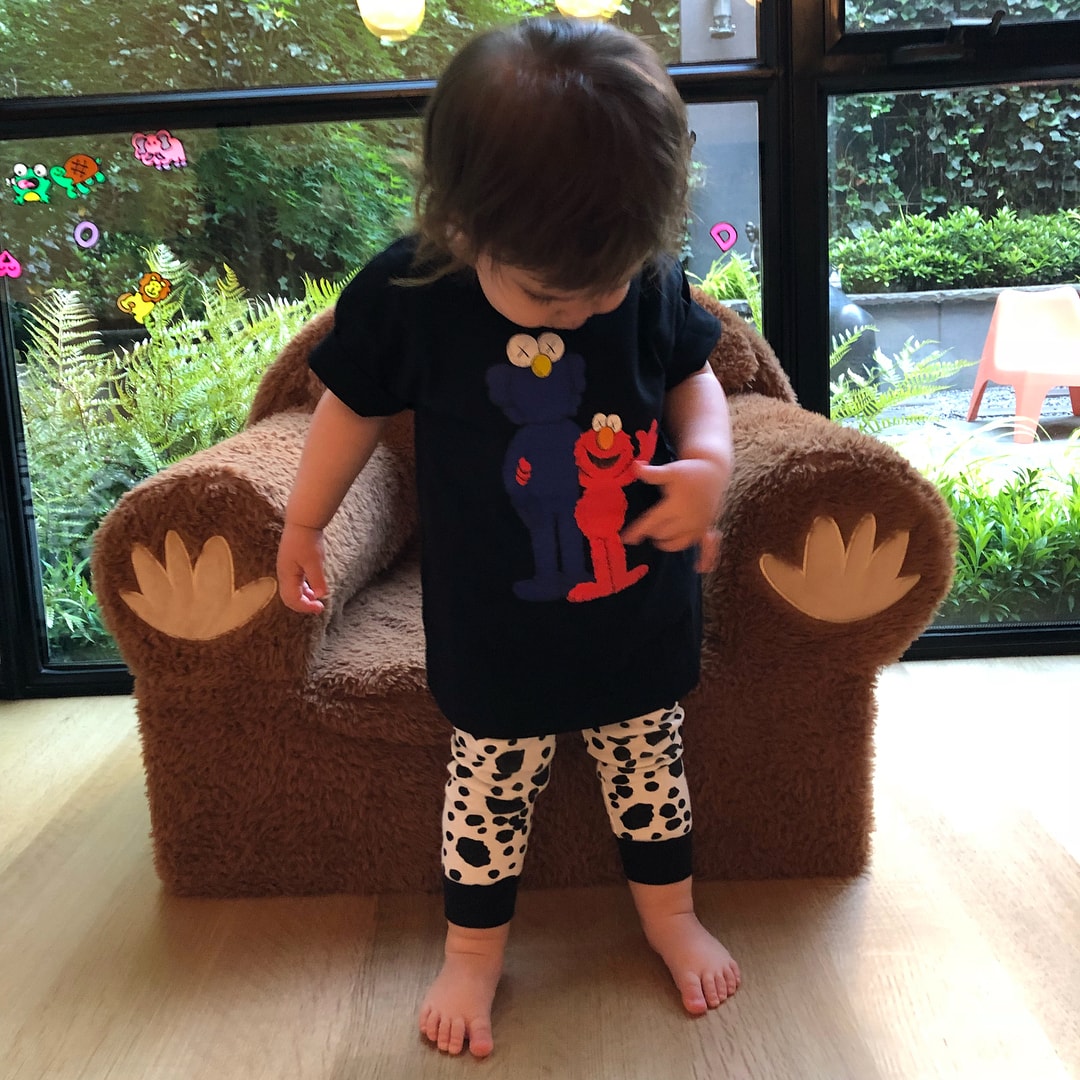 KAWS 為女兒穿上全新 UNIQLO UT x《Sesame Street》聯乘系列