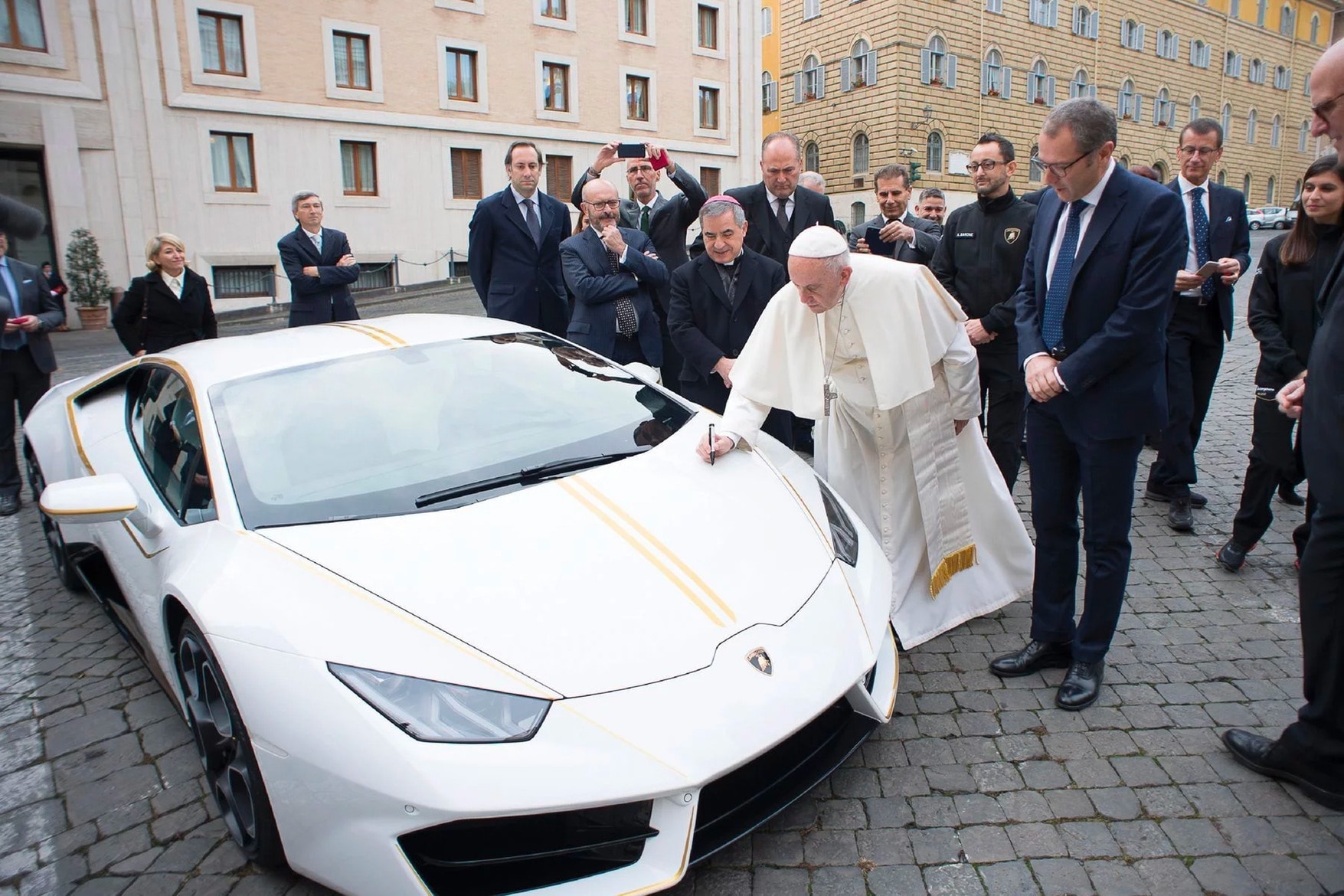 真，加持－教宗方濟各簽名版 Lamborghini Huracán 天價成交！