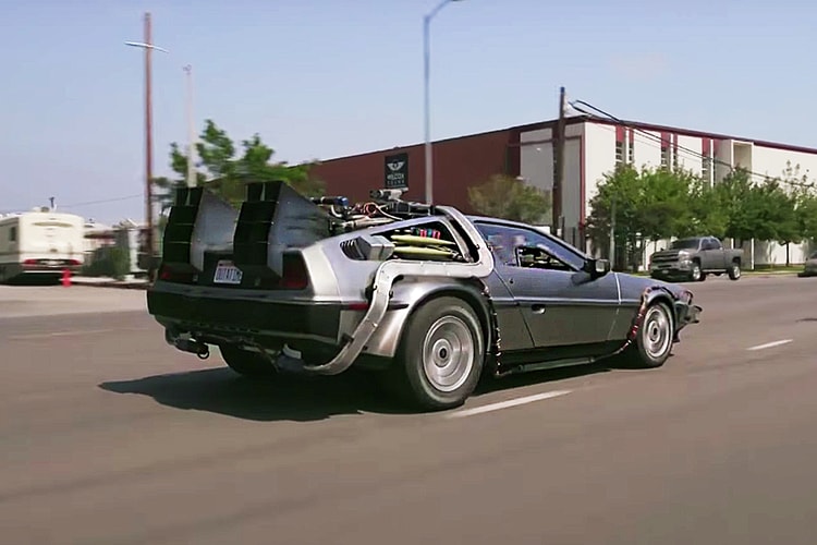 Jay Leno 這次把《Back To The Future》的 DMC-12 開到街上!