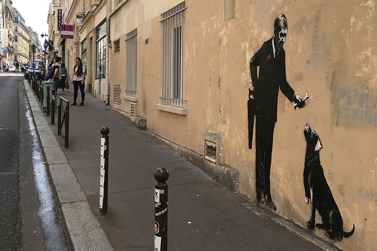Banksy 最新塗鴉作品現身巴黎街頭