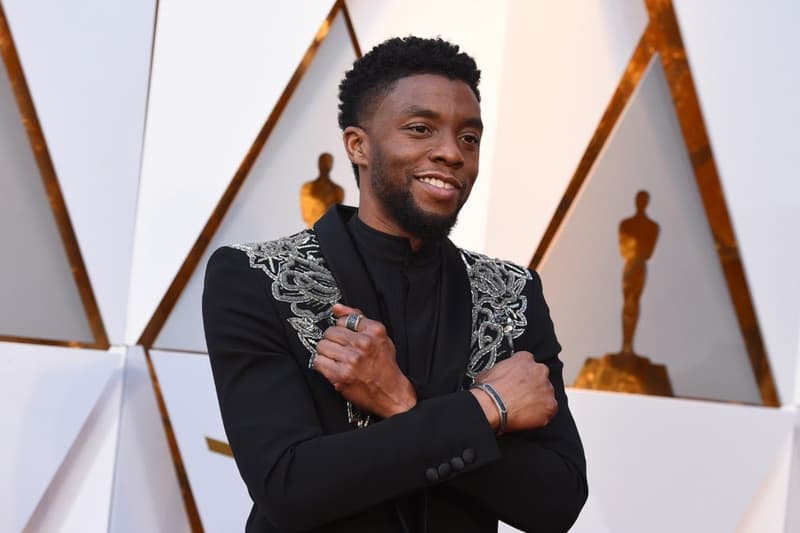 聽媽媽的話!Chadwick Boseman 竟再次做出「Wakanda Forever」手勢
