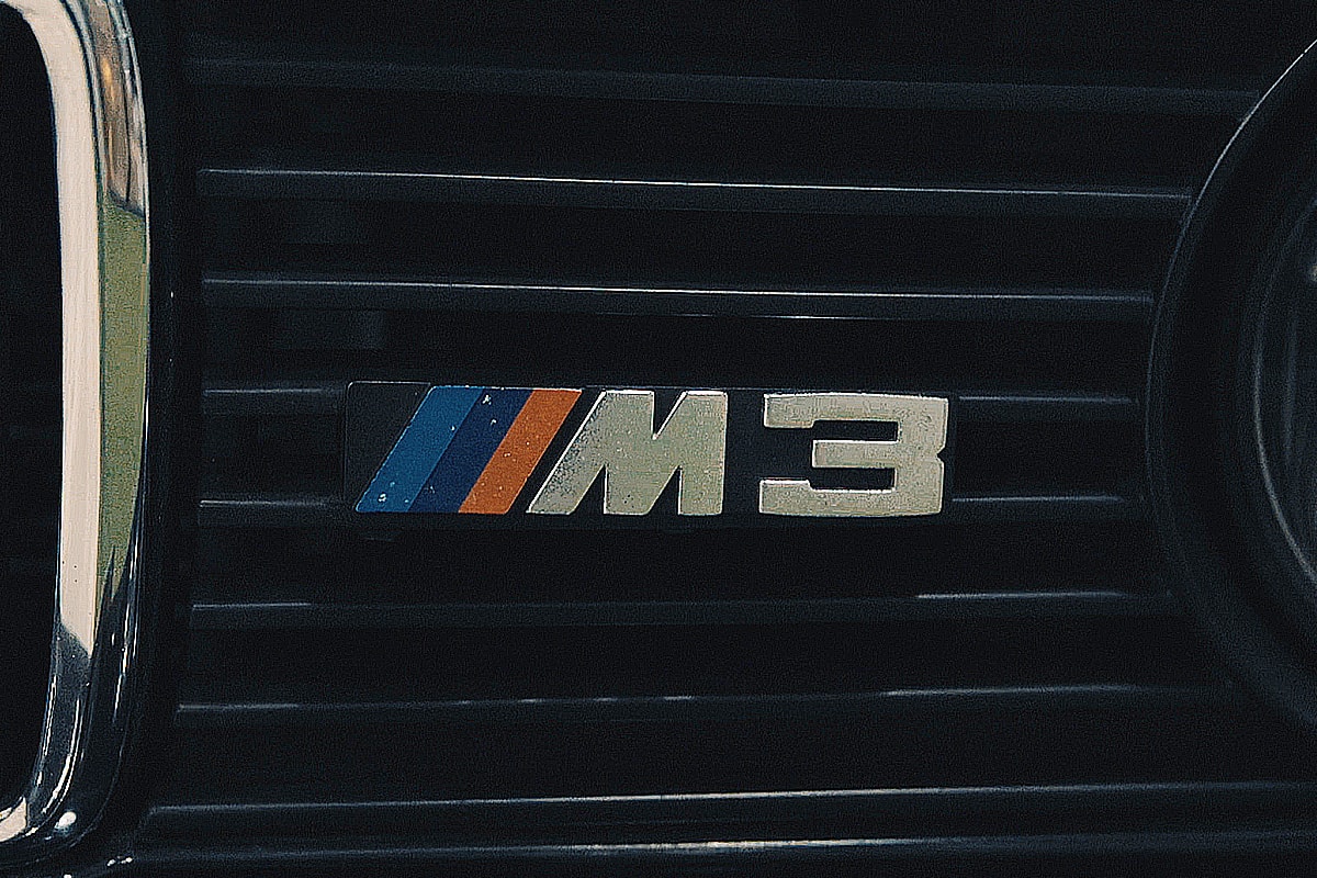 八十年代 BMW 經典之王者 M3！傳奇車手關兆昌 x Tarmac Works  重塑冠軍神話