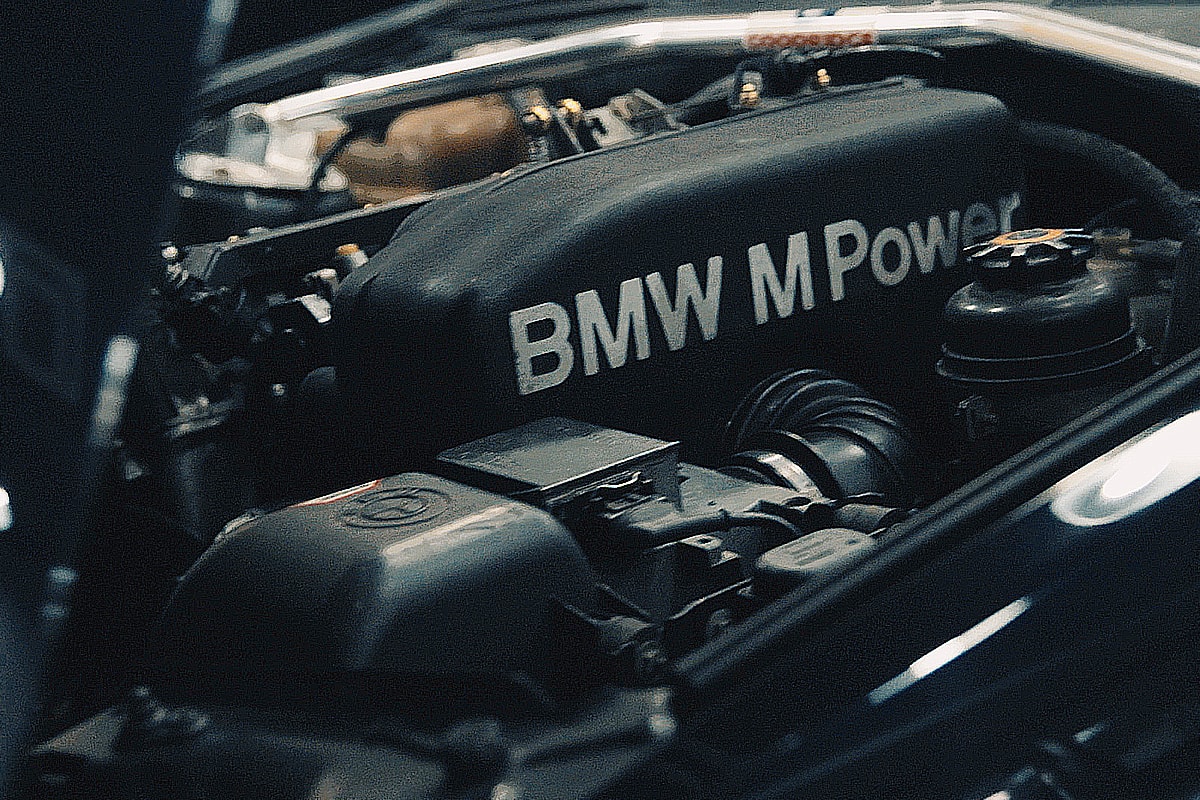 #hypeAUTO · 80 年代 BMW 經典之王者 M3！傳奇車手關兆昌 x Tarmac Works 重塑冠軍神話